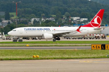 Zürih, İsviçre, 5 Ağustos 2025 TC-LCO Türk Hava Yolları Boeing 737 MAX-8 uçağı kalkıyor.