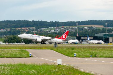 Zürih, İsviçre, 5 Ağustos 2025 TC-LCO Türk Hava Yolları Boeing 737 MAX-8 uçağı kalkıyor.