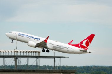 Zürih, İsviçre, 5 Ağustos 2025 TC-LCO Türk Hava Yolları Boeing 737 MAX-8 uçağı kalkıyor.