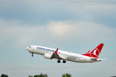 Zürih, İsviçre, 5 Ağustos 2025 TC-LCO Türk Hava Yolları Boeing 737 MAX-8 uçağı kalkıyor.