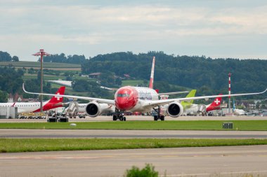 Zürih, İsviçre, 5 Ağustos 2025 HB-IHF Edelweiss Air Airbus A350-941 uçağı kapıya yanaşıyor.