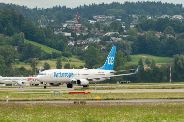 Zürih, İsviçre, 5 Ağustos 2025 EC-MUZ Air Europa Boeing 737-85P uçağı kalkıyor.