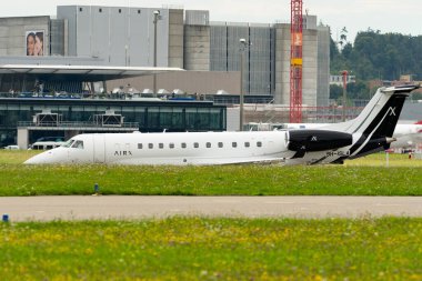 Zürih, İsviçre, 5 Ağustos 2025 9H-ISLA AirX Embraer Legacy 600 uçak kalkış pozisyonuna geçiyor.