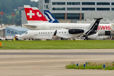 Zürih, İsviçre, 5 Ağustos 2025 9H-ISLA AirX Embraer Legacy 600 uçak kalkış pozisyonuna geçiyor.