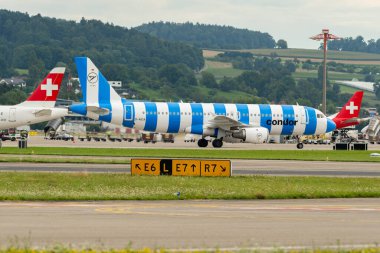 Zürih, İsviçre, 5 Ağustos 2025 D-AICA Condor Airbus A320-212 numaralı uçak kapıya yanaşıyor.