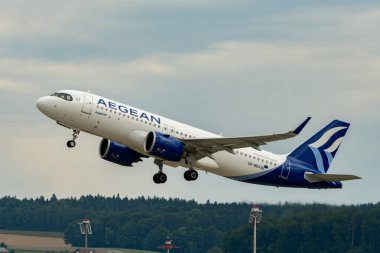 Zürih, İsviçre, 5 Ağustos 2025 SX-NEV Ege Havayolları Airbus A320-271N uçağı kalkıyor.