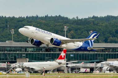 Zürih, İsviçre, 5 Ağustos 2025 SX-NEV Ege Havayolları Airbus A320-271N uçağı kalkıyor.