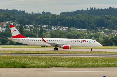 Zürih, İsviçre, 5 Ağustos 2025 OE-LWK Avusturya Havayolları Embraer E195LR uçağı kapıya doğru ilerliyor.