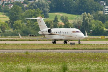 Zürih, İsviçre, 5 Ağustos 2025 OE-LUA Premium Jet Bombardıman uçağı 650 numaralı uçak önlük üzerinde uçuyor