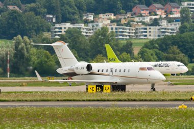 Zürih, İsviçre, 5 Ağustos 2025 OE-LUA Premium Jet Bombardıman uçağı 650 numaralı uçak önlük üzerinde uçuyor