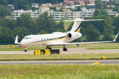 Zürih, İsviçre, 5 Ağustos 2025 T7-BGD Göçebe Havacılık Körfezi V uçağı apron üzerinde uçuyor.