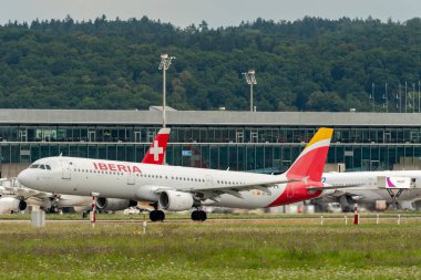 Zürih, İsviçre, 5 Ağustos 2025 EC-HUI Iberia Airbus A321-212 pistten kalkıyor.