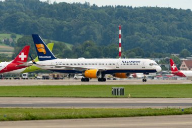 Zürih, İsviçre, 5 Ağustos 2025 TF-ISR İzlanda Boeing 757-256 uçağı kapıya doğru ilerliyor.