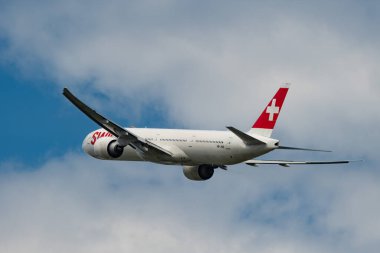 Zürih, İsviçre, 5 Ağustos 2025 HB-JNG İsviçre Boeing 777-3DEER uçağı 34 numaralı pistten kalkıyor.