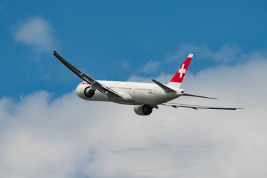 Zürih, İsviçre, 5 Ağustos 2025 HB-JNG İsviçre Boeing 777-3DEER uçağı 34 numaralı pistten kalkıyor.