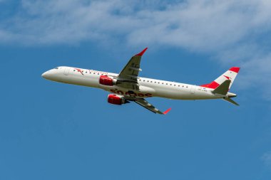 Zürih, İsviçre, 5 Ağustos 2025 OE-LWK Avusturya Havayolları Embraer E195LR uçağı 32 numaralı pistten kalkıyor.