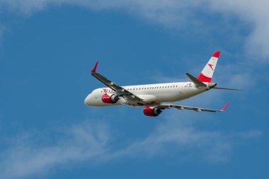 Zürih, İsviçre, 5 Ağustos 2025 OE-LWK Avusturya Havayolları Embraer E195LR uçağı 32 numaralı pistten kalkıyor.