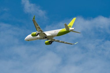 Zürih, İsviçre, 5 Ağustos 2025 YL-AAU Hava Baltık Bombacısı CS-300 veya Airbus A220-300 uçağı 32 numaralı pistten kalkıyor.