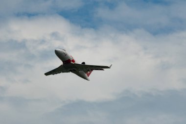 Zürih, İsviçre, 5 Ağustos 2025 HB-JWB REGA İsviçre Hava Kurtarma Bombacısı Challenger 650 uçağı 32 nolu pistten kalkıyor.