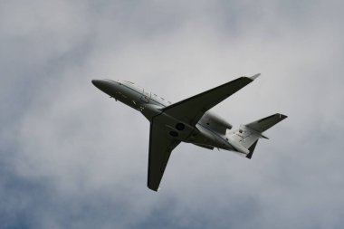 Zürih, İsviçre, 5 Ağustos 2025 D-CMMP Embraer Fenomen 300 uçağı 32 numaralı pistten kalkıyor.