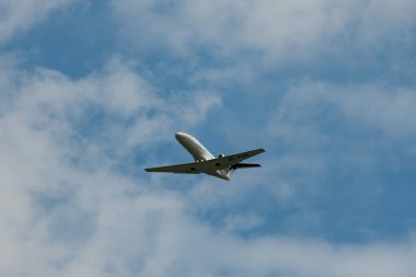 Zürih, İsviçre, 5 Ağustos 2025 OE-FXM Cessna Citation CJ2 + uçağı 32 numaralı pistten kalkıyor.