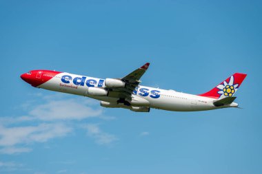 Zürih, İsviçre, 5 Ağustos 2025 HB-JMC Edelweiss Air Airbus A340-313 pistten kalkıyor.