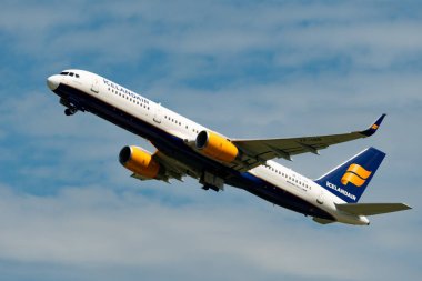 Zürih, İsviçre, 5 Ağustos 2025 TF-ISR İzlanda Boeing 757-256 uçağı 32 numaralı pistten kalkıyor.