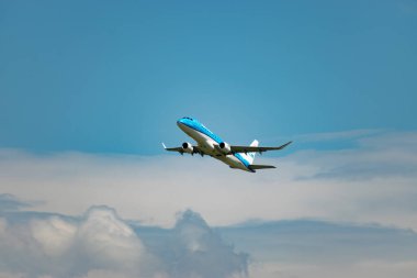 Zürih, İsviçre, 5 Ağustos 2025 PH-EXH KLM Kraliyet Hollanda Havayolları Embraer E175STD uçağı 32 nolu pistten kalkıyor.