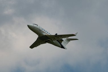 Zürih, İsviçre, 5 Ağustos 2025 OE-LUA Premium Jet Bombardıman uçağı 32. pistten kalkıyor.