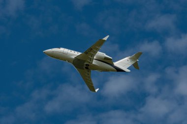 Zürih, İsviçre, 5 Ağustos 2025 OE-LUA Premium Jet Bombardıman uçağı 32. pistten kalkıyor.