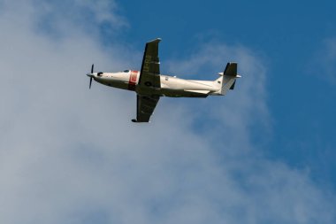 Zürih, İsviçre, 5 Ağustos 2025 LX-FLQ Jetfly Havacılık Pilatus PC-12NGX uçağı 32 nolu pistten kalkıyor.
