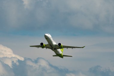 Zürih, İsviçre, 5 Ağustos 2025 YL-AAX Hava Baltık Bombacısı CS-300 veya Airbus A220-300 uçağı 32 numaralı pistten kalkıyor.