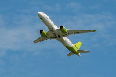 Zürih, İsviçre, 5 Ağustos 2025 YL-AAX Hava Baltık Bombacısı CS-300 veya Airbus A220-300 uçağı 32 numaralı pistten kalkıyor.