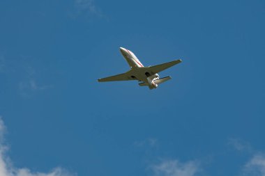 Zürih, İsviçre, 5 Ağustos 2025 D-CBEN Cessna Citation XLS + uçak 32 numaralı pistten kalkıyor.