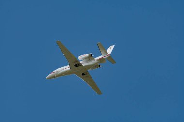 Zürih, İsviçre, 5 Ağustos 2025 D-CBEN Cessna Citation XLS + uçak 32 numaralı pistten kalkıyor.