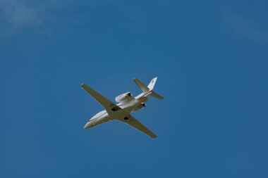 Zürih, İsviçre, 5 Ağustos 2025 D-CBEN Cessna Citation XLS + uçak 32 numaralı pistten kalkıyor.