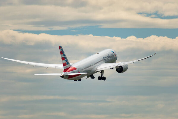 Цюрих, Швейцария, 5 августа 2025 N-826AN Самолет Boeing 787-9 Dreamliner американской авиакомпании взлетает со взлетно-посадочной полосы 16