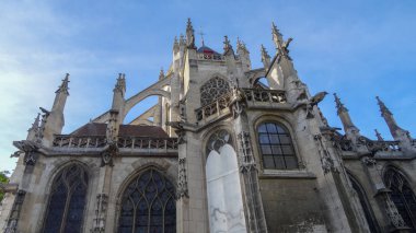 Beauvais (Fransa) Havaalanı Tille çok uzak olmayan bir şehirdir