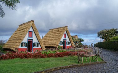 Santana Madeira Adası, Portuegal güzel bir şehirdir. Komik geleneksel evler vardır.