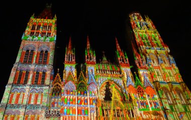 Işık gösterisi Rouen Katedrali duvarlarında