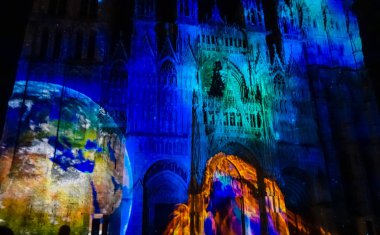 Işık gösterisi Rouen Katedrali duvarlarında