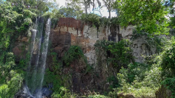 Cascadas de Iguazú. Uno de los milagros de la naturaleza en Argentina y Brasil — Foto de Stock