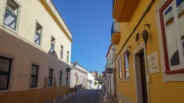 Lagos is een geweldig resort aan de kust van de Algarve, Portugal, rotsen en stranden — Stockfoto