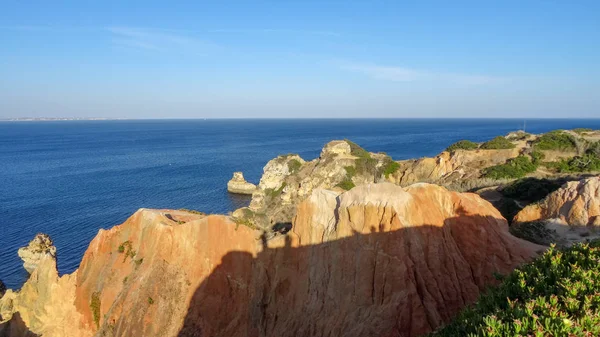 Lagos är en fantastisk utväg på Algarve kusten, Portugal, klippor och stränder — Stockfoto