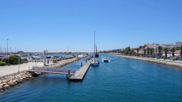 Lagos es un resort increíble en la costa del Algarve, Portugal, Rocas y playas — Foto de Stock