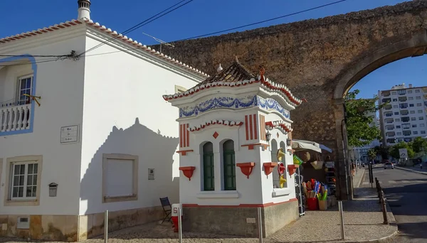 Lagos es un resort increíble en la costa del Algarve, Portugal, Rocas y playas — Foto de Stock