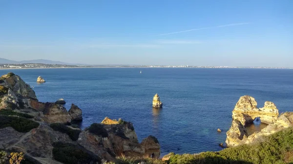 Lagos is een geweldig resort aan de kust van de Algarve, Portugal, rotsen en stranden — Stockfoto