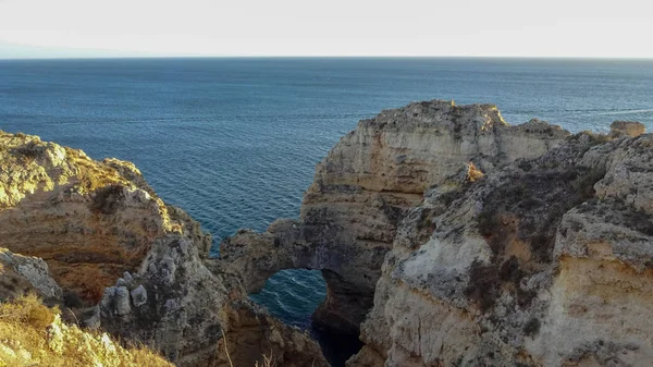 Лагуш - удивительный курорт на побережье Алгарве, Португалия, скалы и пляжи — стоковое фото