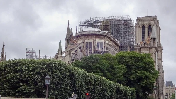 Notre Dame de Paris após a tragédia, incêndio em 2019 — Fotografia de Stock