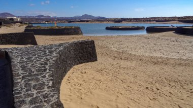 La Santa Sport iki güzel plajları vardır. Canarias'ın sıradışı doğası, Lanzarote